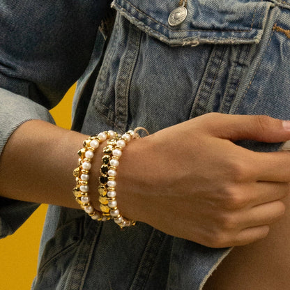 Pulsera ajustable con hilo de seda café, con perlas negras japonesas 8-10mm con detalles en baño de oro de 22K - Joyería y bisutería fina