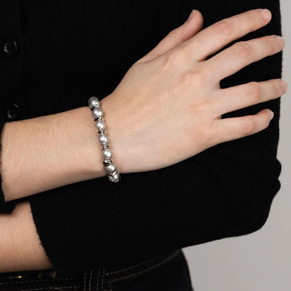 Pulsera ajustable con hilo de seda café, con perlas negras tahitianas 8-10mm con detalles en baño de rodio - Joyería y bisutería fina
