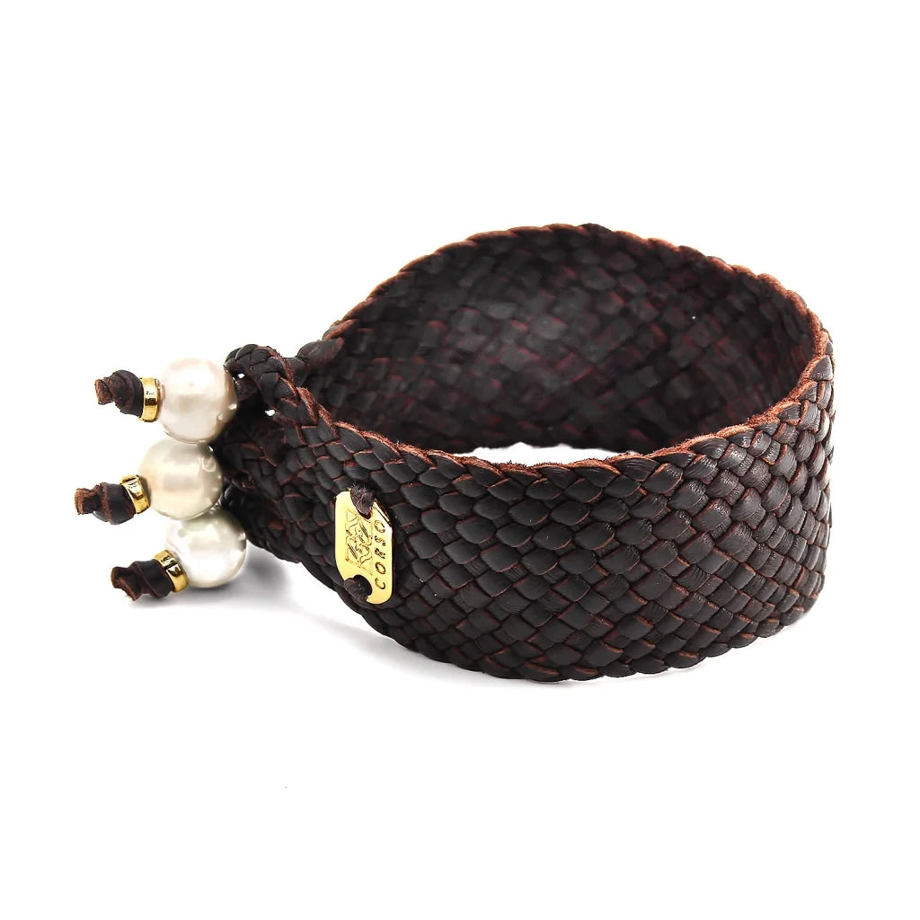 Pulsera en trenza plana de 18 hilos de piel natural de borrego, con 3 perlas japonesas 8-10mm, detalles en baño de oro de 22K - Joyería y bisutería fina