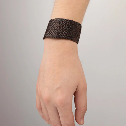 Pulsera en trenza plana de 18 hilos de piel natural de borrego, con 3 perlas japonesas 8-10mm, detalles en baño de oro de 22K - Joyería y bisutería fina
