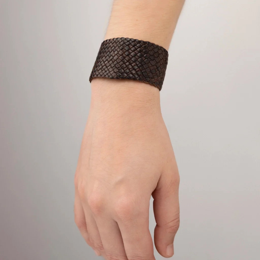 Pulsera en trenza plana de 18 hilos de piel natural de borrego, con 3 perlas japonesas 8-10mm, detalles en baño de oro de 22K - Joyería y bisutería fina