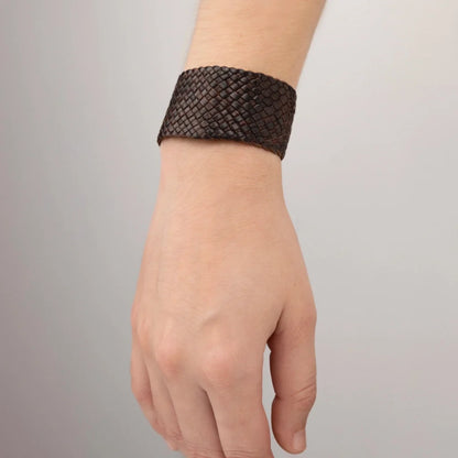 Pulsera en trenza plana de 18 hilos de piel natural de borrego, con 3 perlas japonesas 8-10mm, detalles en baño de oro de 22K - Joyería y bisutería fina