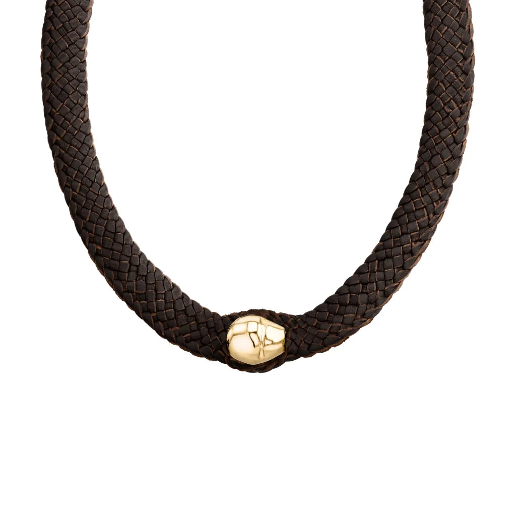 Collar choker con broche de botón, en trenza plana de 8 hilos de piel natural de borrego, perla en baño de oro de 22K - Joyería y bisutería fina