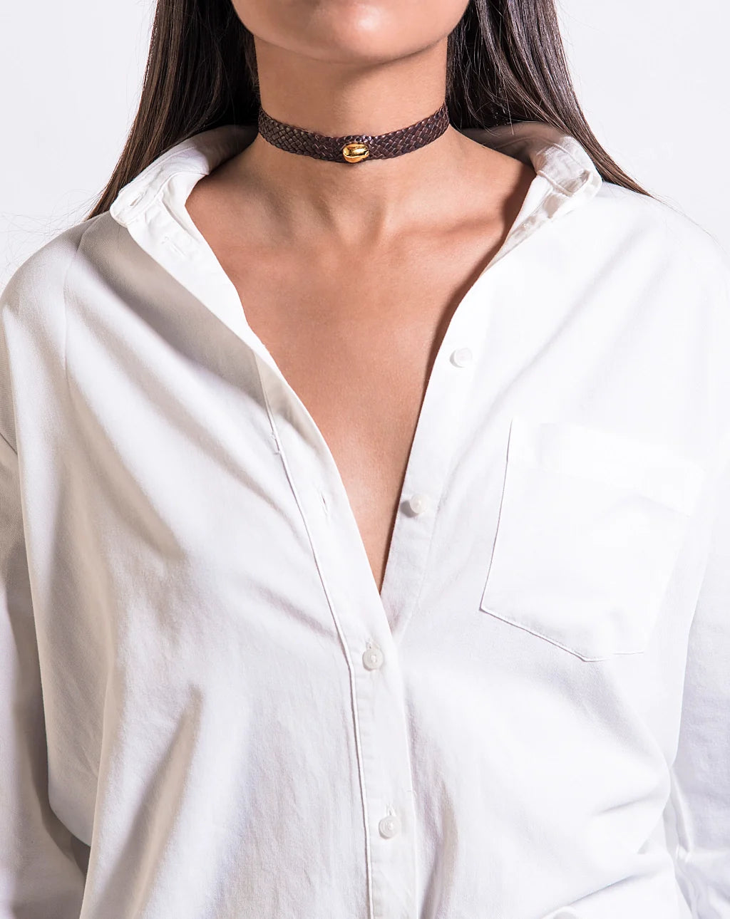 Collar choker con broche de botón, en trenza plana de 8 hilos de piel natural de borrego, perla en baño de oro de 22K - Joyería y bisutería fina