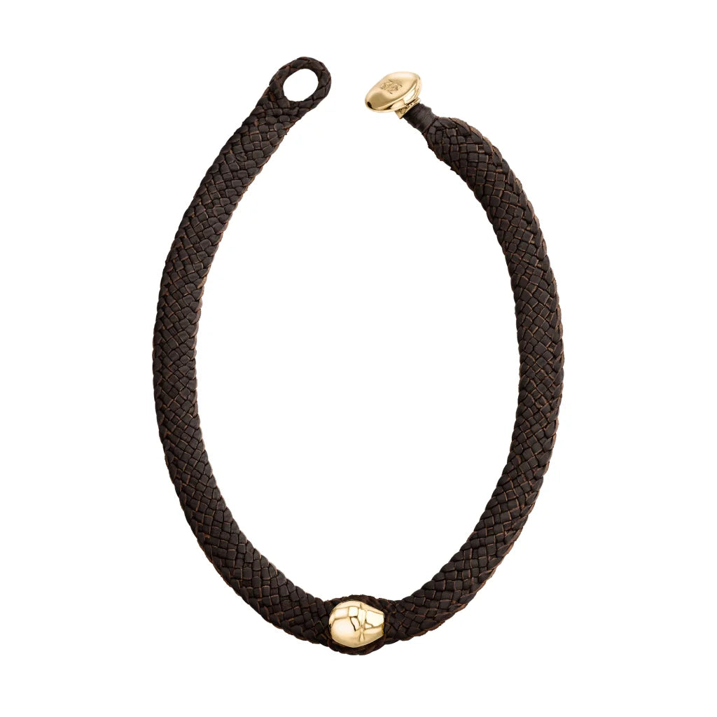 Collar choker con broche de botón, en trenza plana de 8 hilos de piel natural de borrego, perla en baño de oro de 22K - Joyería y bisutería fina