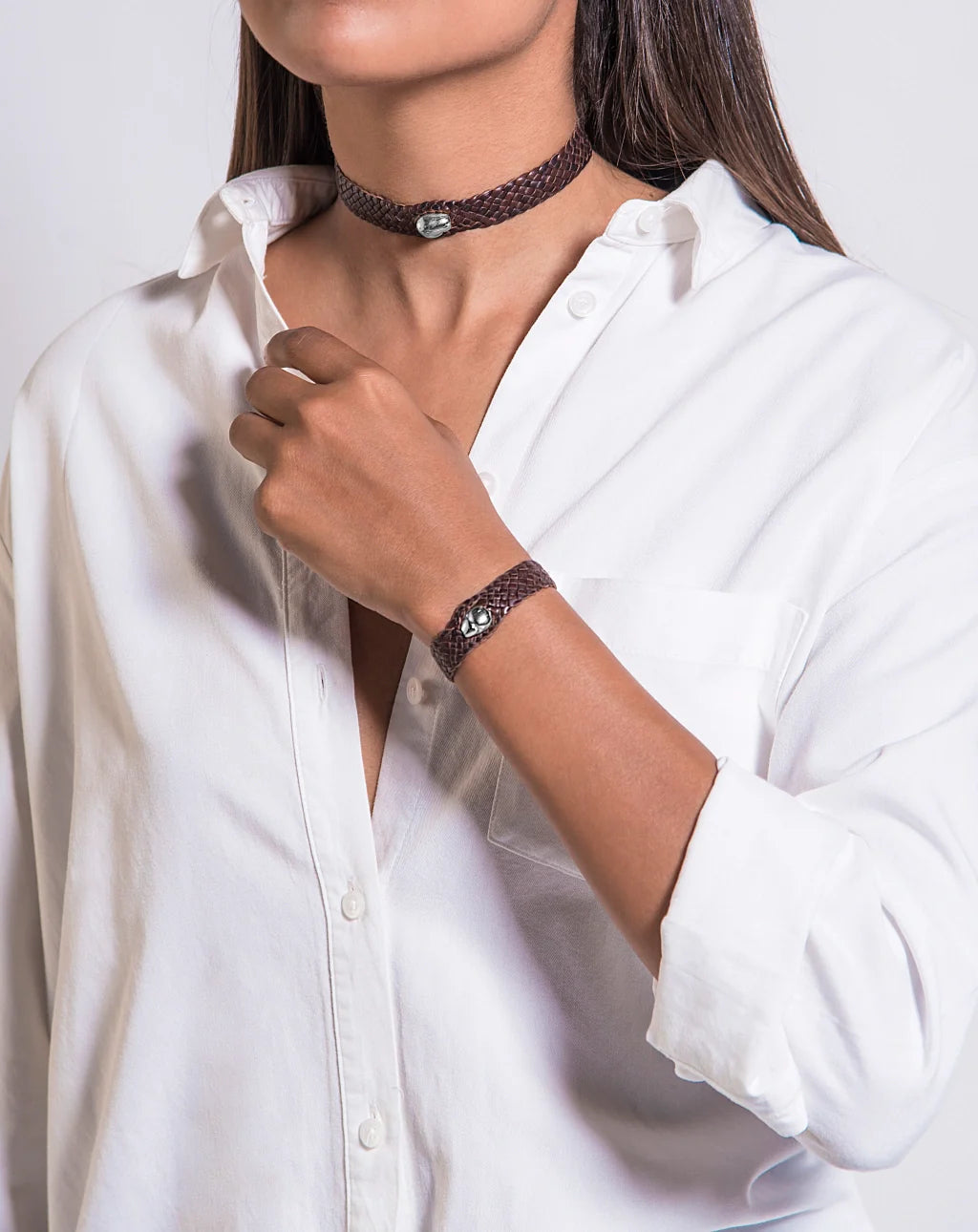 Collar choker con broche de botón, en trenza plana de 8 hilos de piel natural de borrego, perla en baño de rodio - Joyería y bisutería fina