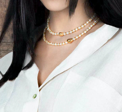 Collar choker en baño de oro 22K, oro rosa 22K o rodio, con perlas japonesas de 5mm, cuenta de dona y perla central - Joyería y bisutería fina