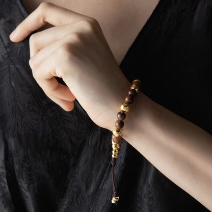 Pulsera con cuentas de madera de ébano de Nepal 8mm, Cuentas volcánicas y broche ajustable en baño de oro de 22K - Joyería y bisutería fina