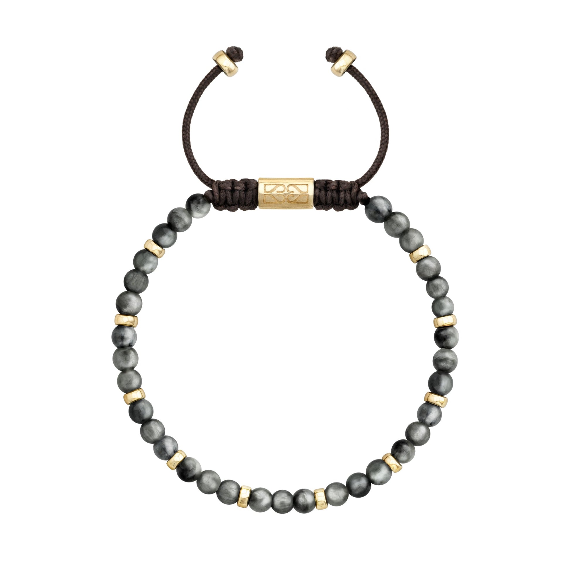 Pulsera de cuentas grises con separadores dorados, cierre ajustable de cordón negro y un cilindro dorado grabado en el centro.