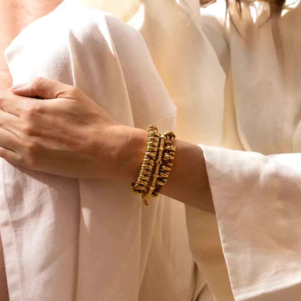 Pulsera de piel natural española, con detalles y broche de botón en baño de oro 22K - Joyería y bisutería fina