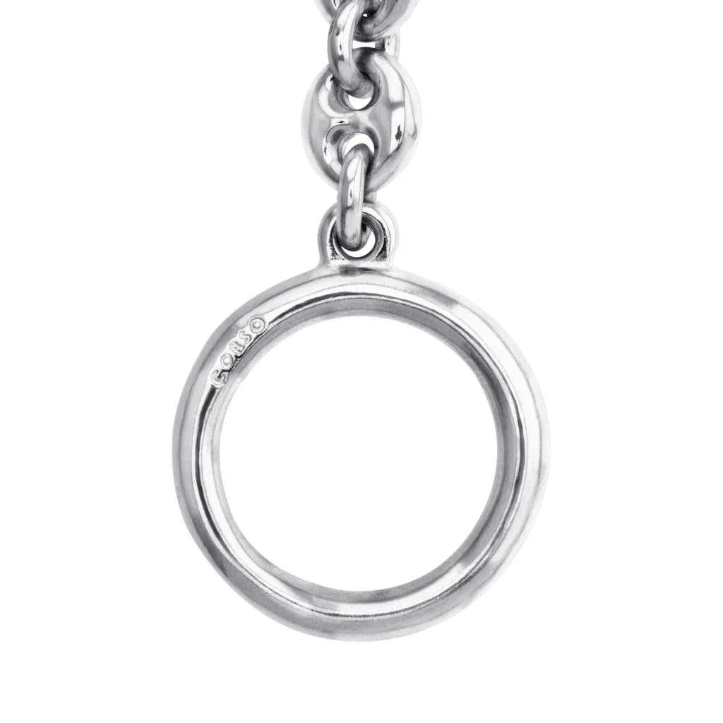 Detalle de anillo circular plateado con acabado brillante, perteneciente a una pulsera de eslabones. - Joyería y bisutería fina