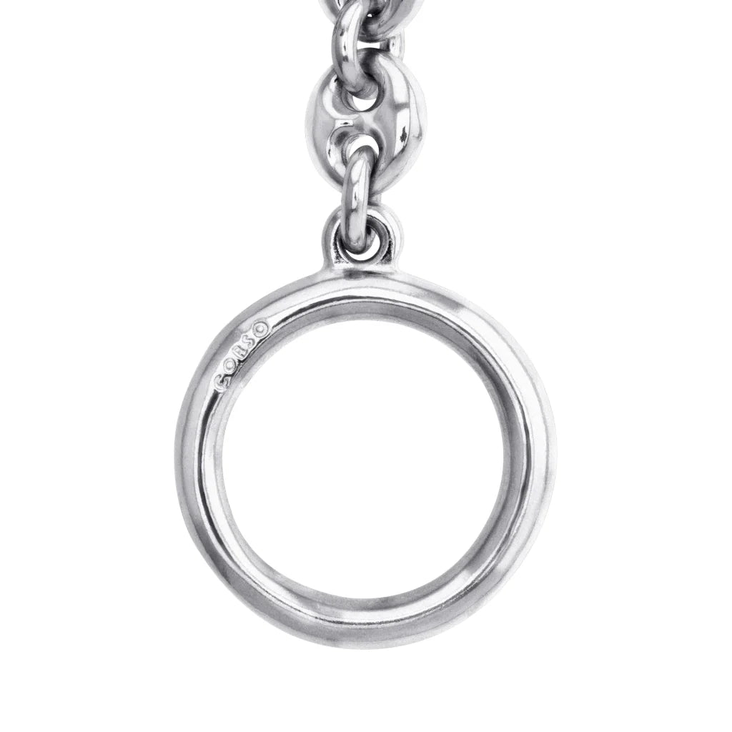 Detalle de anillo circular plateado con acabado brillante, perteneciente a una pulsera de eslabones. - Joyería y bisutería fina