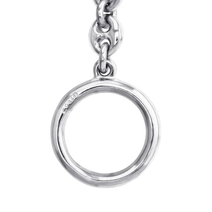 Detalle de anillo circular plateado con acabado brillante, perteneciente a una pulsera de eslabones. - Joyería y bisutería fina
