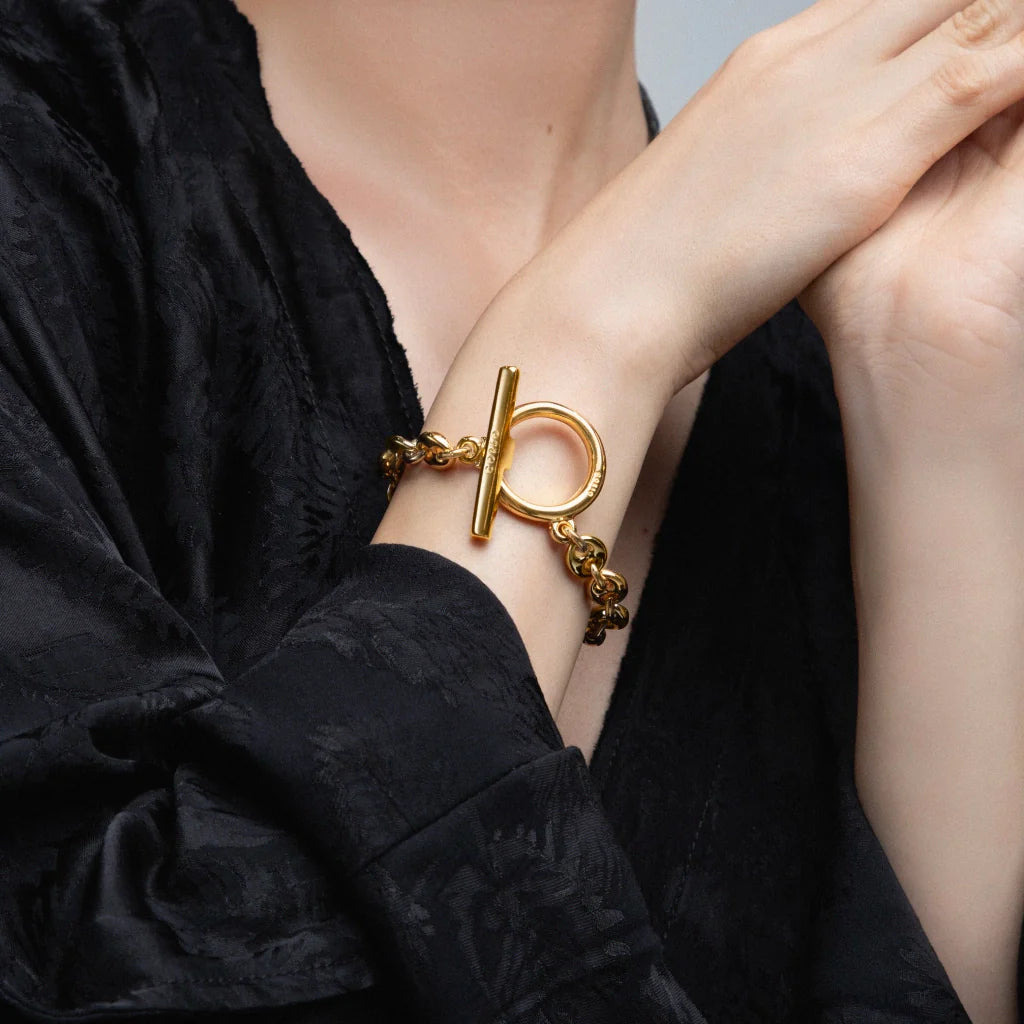Pulsera de eslabones entrelazados con broche Omega en baño de oro 22K - Joyería y bisutería fina