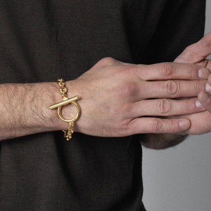 Pulsera de eslabones entrelazados con broche Omega en baño de oro 22K - Joyería y bisutería fina