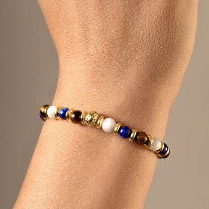 Pulsera ajustable con hilo de seda café, piedra ojo de tigre, luna, dumortierita de 6mm, con detalles en baño de oro de 22K - Joyería y bisutería fina