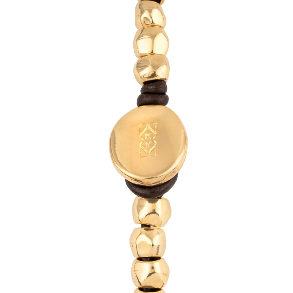 Pulsera de Piel española con cuentas geométricas, elemento tubular y broche de botón en baño de oro 22K- Joyería y bisutería fina