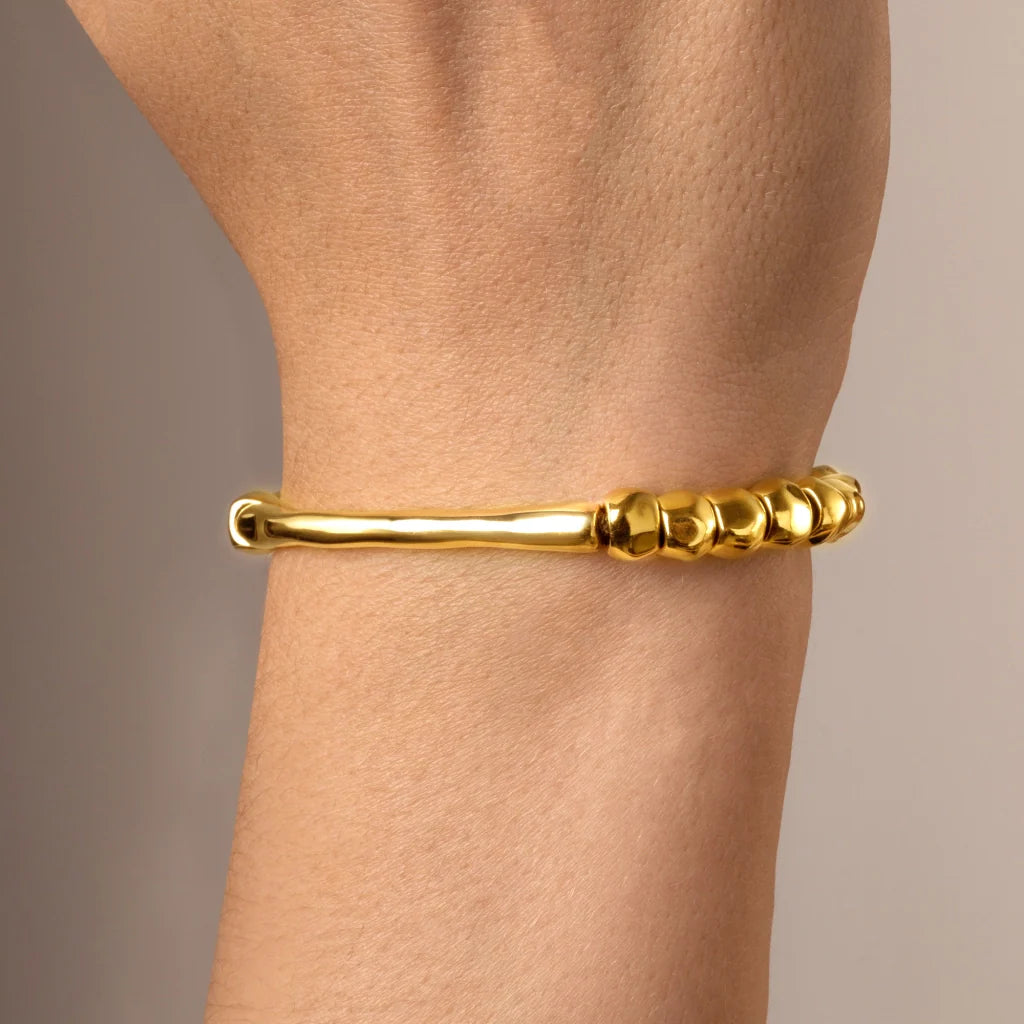 Pulsera de Piel española con cuentas geométricas, elemento tubular y broche de botón en baño de oro 22K- Joyería y bisutería fina