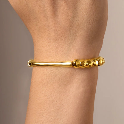 Pulsera de Piel española con cuentas geométricas, elemento tubular y broche de botón en baño de oro 22K- Joyería y bisutería fina