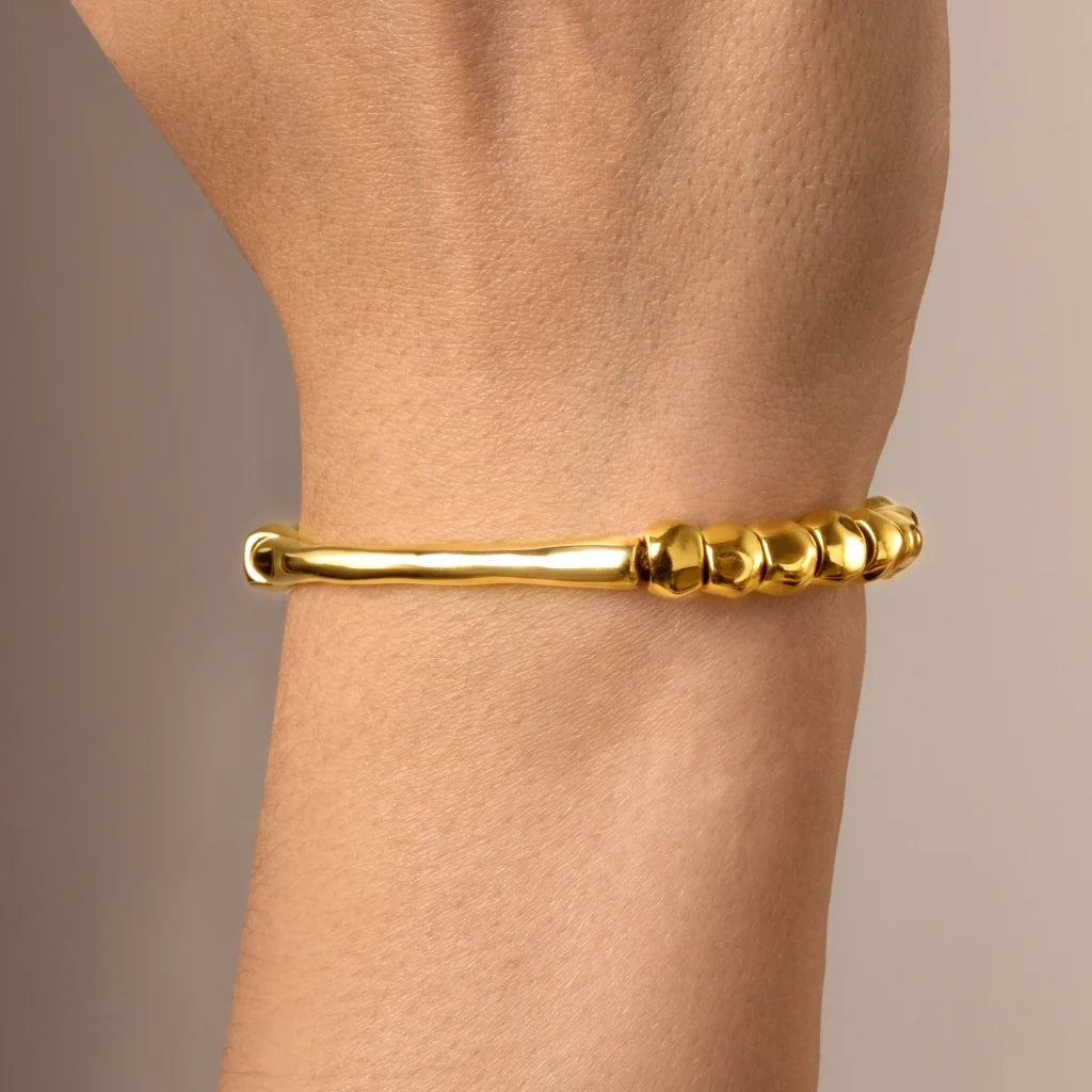 Pulsera de Piel española con cuentas geométricas, elemento tubular y broche de botón en baño de oro 22K- Joyería y bisutería fina