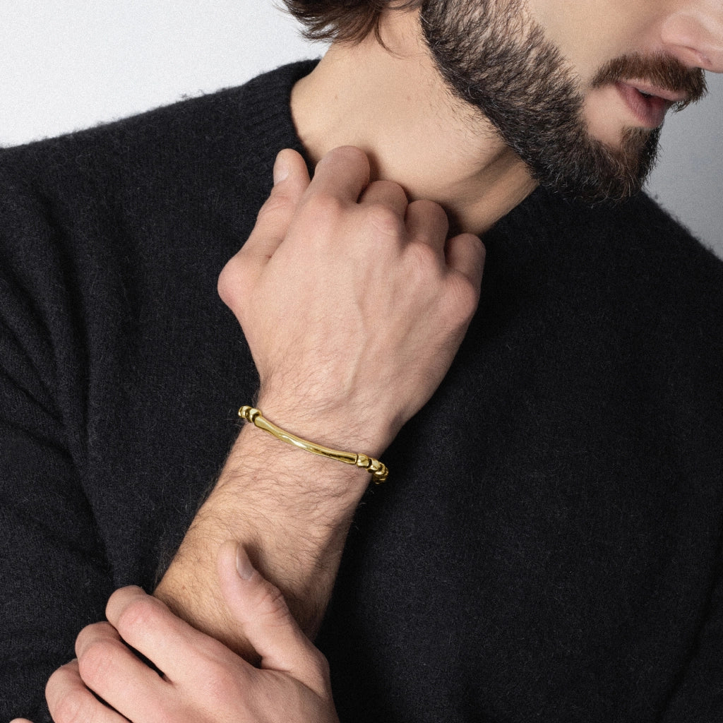 Pulsera de Piel española con cuentas geométricas, elemento tubular y broche de botón en baño de oro 22K- Joyería y bisutería fina
