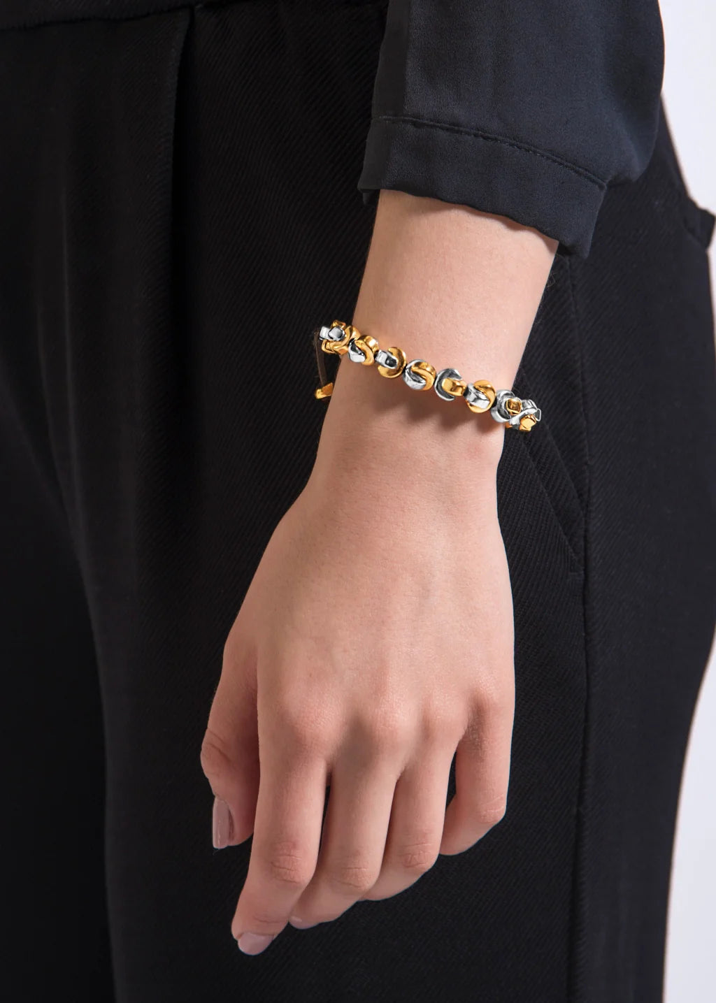 Pulsera ajustable con hilo de seda, con placa insignia y cuentas en forma de media luna en baño de rodio y oro de 22K - Joyería y bisutería fina
