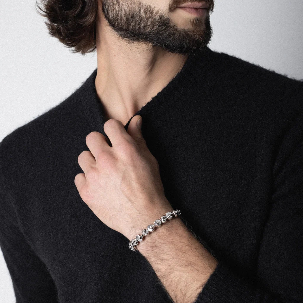 Pulsera ajustable con hilo de seda, con placa insignia y cuentas en forma de media luna en baño de rodio - Joyería y bisutería fina