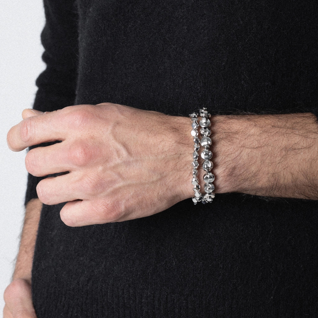 Pulsera ajustable con hilo de seda, con placa insignia y cuentas en forma de media luna en baño de rodio - Joyería y bisutería fina