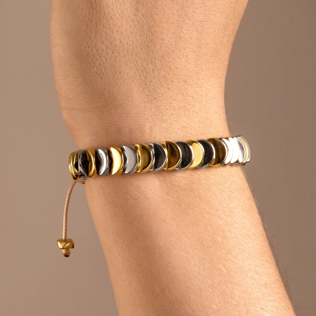 Pulsera ajustable con hilo de seda, con placa insignia corso y lunas en baño de rodio y oro de 22K - Joyería y bisutería fina