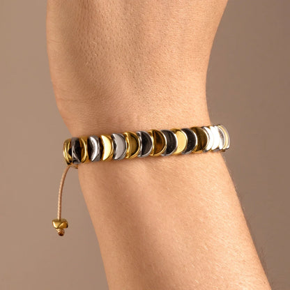 Pulsera ajustable con hilo de seda, con placa insignia corso y lunas en baño de rodio y oro de 22K - Joyería y bisutería fina