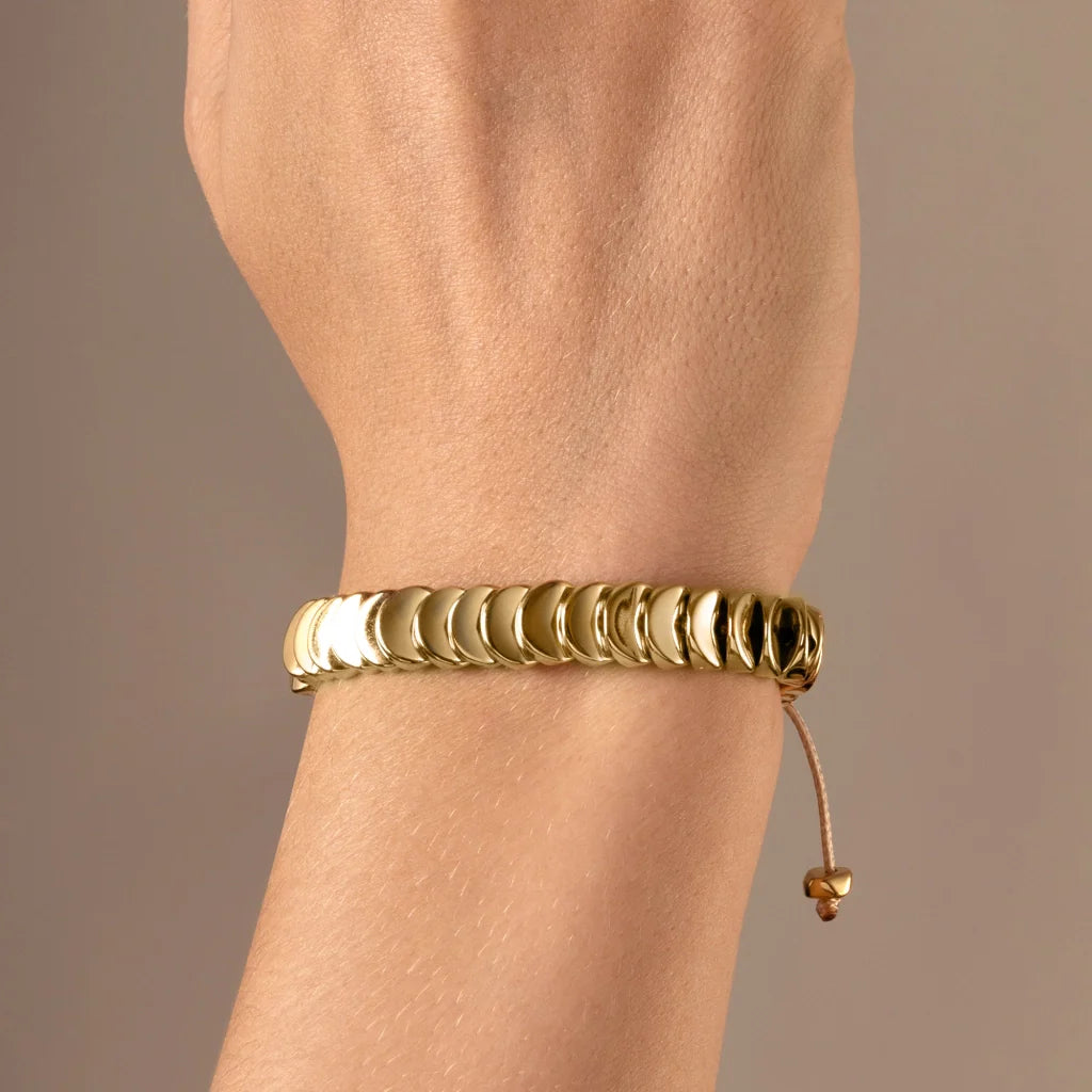 Pulsera ajustable con hilo de seda, con placa insignia corso y lunas en baño de oro de 22K - Joyería y bisutería fina