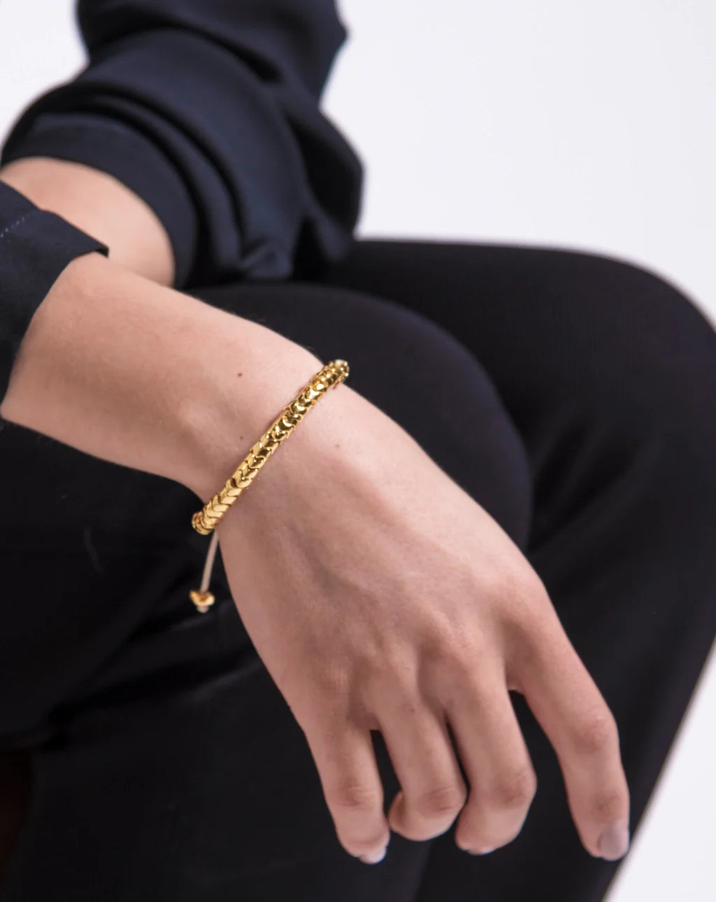 Pulsera ajustable con hilo de seda, diseño escamas articuladas y broche bañado en oro de 22K - Joyería y bisutería fina