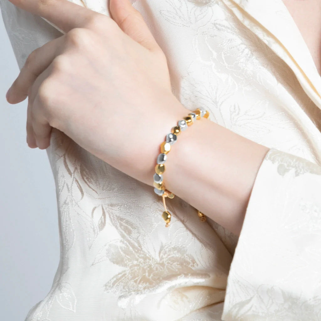 Pulsera ajustable con hilo de seda, insignia Corso y cuentas facetadas en baño de oro 22K y rodio - Joyería y bisutería fina