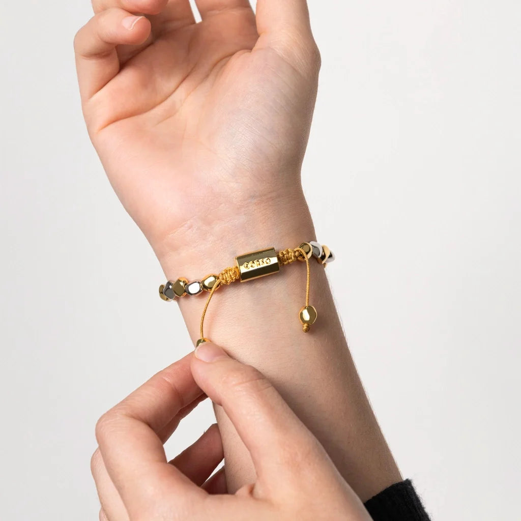 Pulsera ajustable con hilo de seda, insignia Corso y cuentas facetadas en baño de oro 22K y rodio - Joyería y bisutería fina