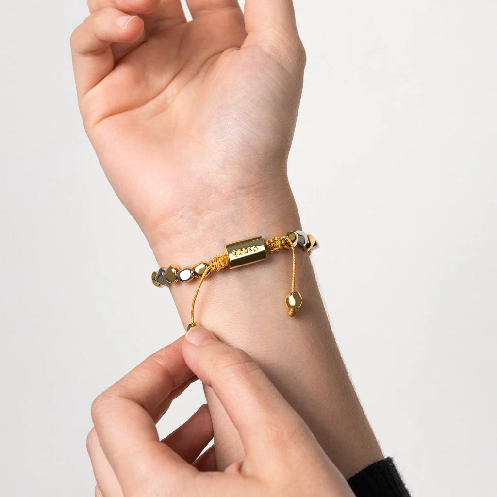 Pulsera ajustable con hilo de seda, insignia Corso y cuentas facetadas en baño de oro 22K y rodio - Joyería y bisutería fina