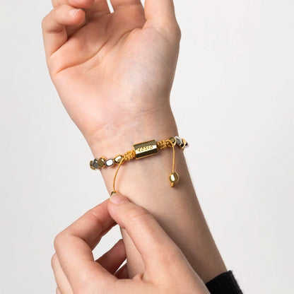 Pulsera ajustable con hilo de seda, insignia Corso y cuentas facetadas en baño de oro 22K y rodio - Joyería y bisutería fina