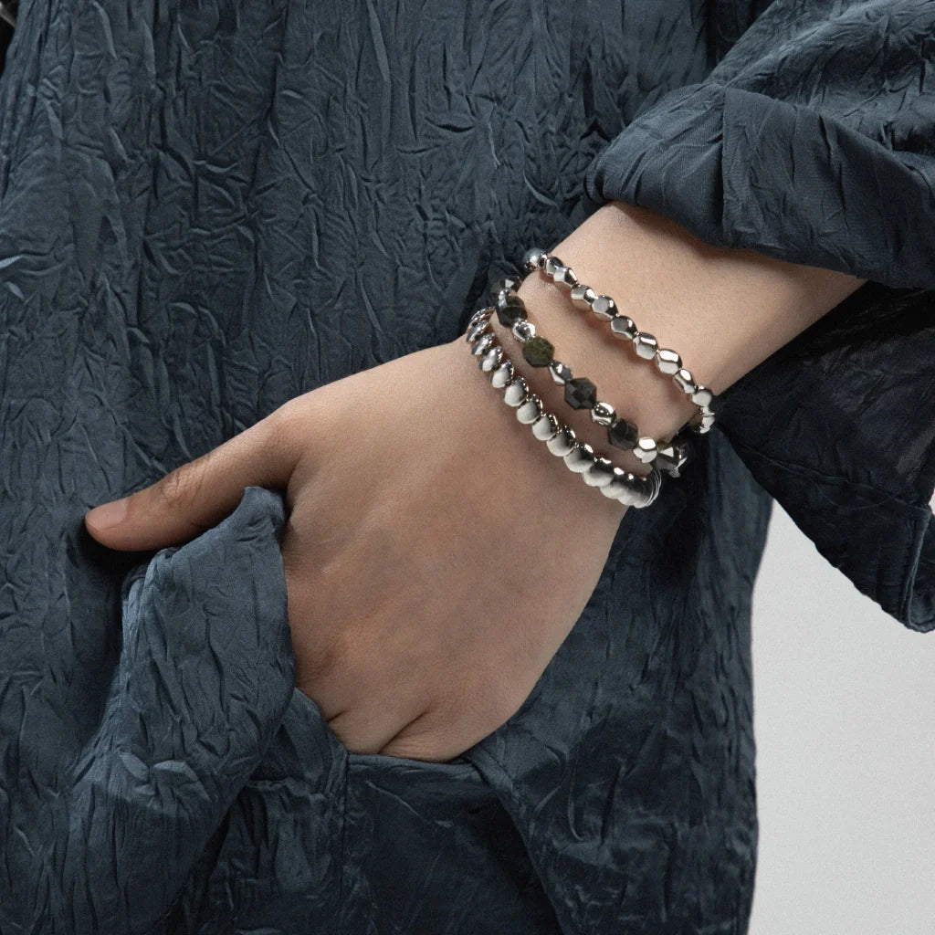 Pulsera ajustable con hilo de seda, insignia Corso y cuentas facetadas en baño de rodio - Joyería y bisutería fina