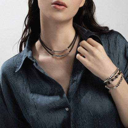 Pulsera ajustable con hilo de seda, insignia Corso y cuentas facetadas en baño de rodio - Joyería y bisutería fina