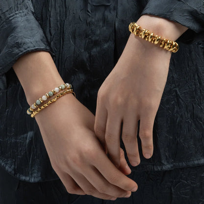 Pulsera ajustable, con piedras naturales de 6mm, baño de oro 22K - Joyería y bisutería fina