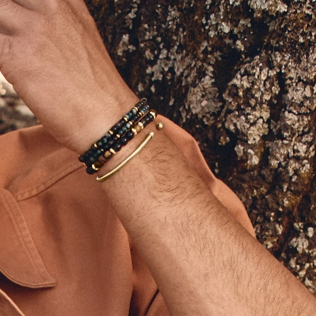 Pulsera ajustable con piedras 4mm, con mini donas y placa insignia en baño de oro 22K - Joyería y bisutería fina