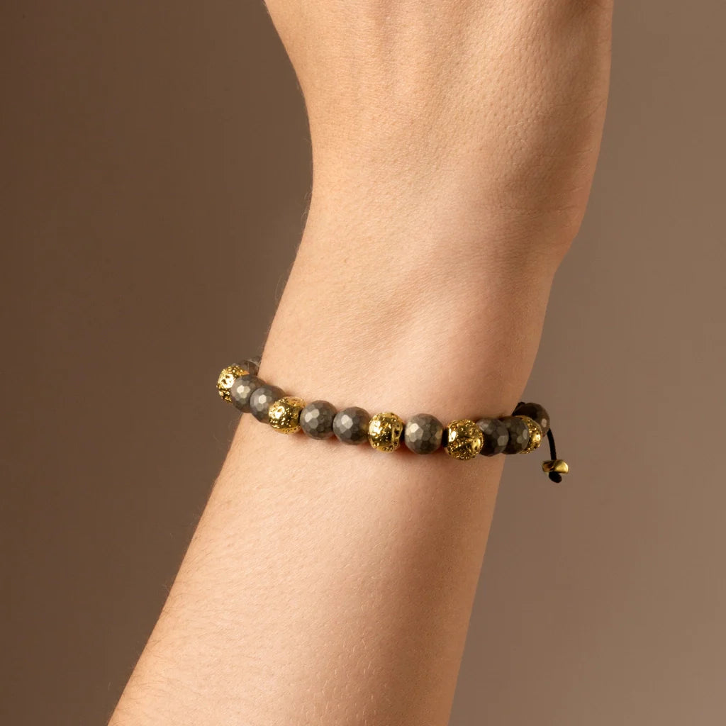 Pulsera ajustable con plaga octagonal con insignia de corso y piedra volcánica en baño de oro de 22K, con pirita de 6mm - Joyería y bisutería fina