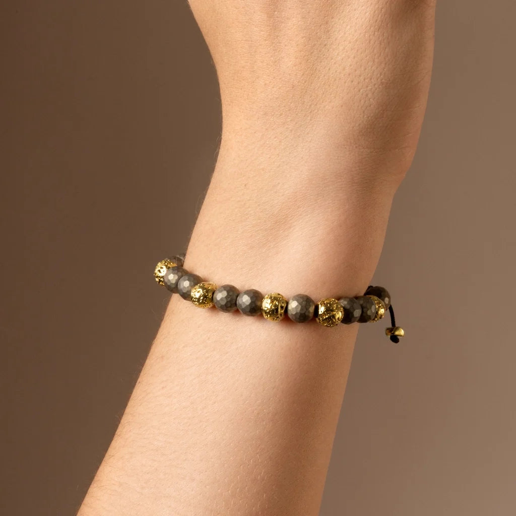 Pulsera ajustable con plaga octagonal con insignia de corso y piedra volcánica en baño de oro de 22K, con pirita de 6mm - Joyería y bisutería fina