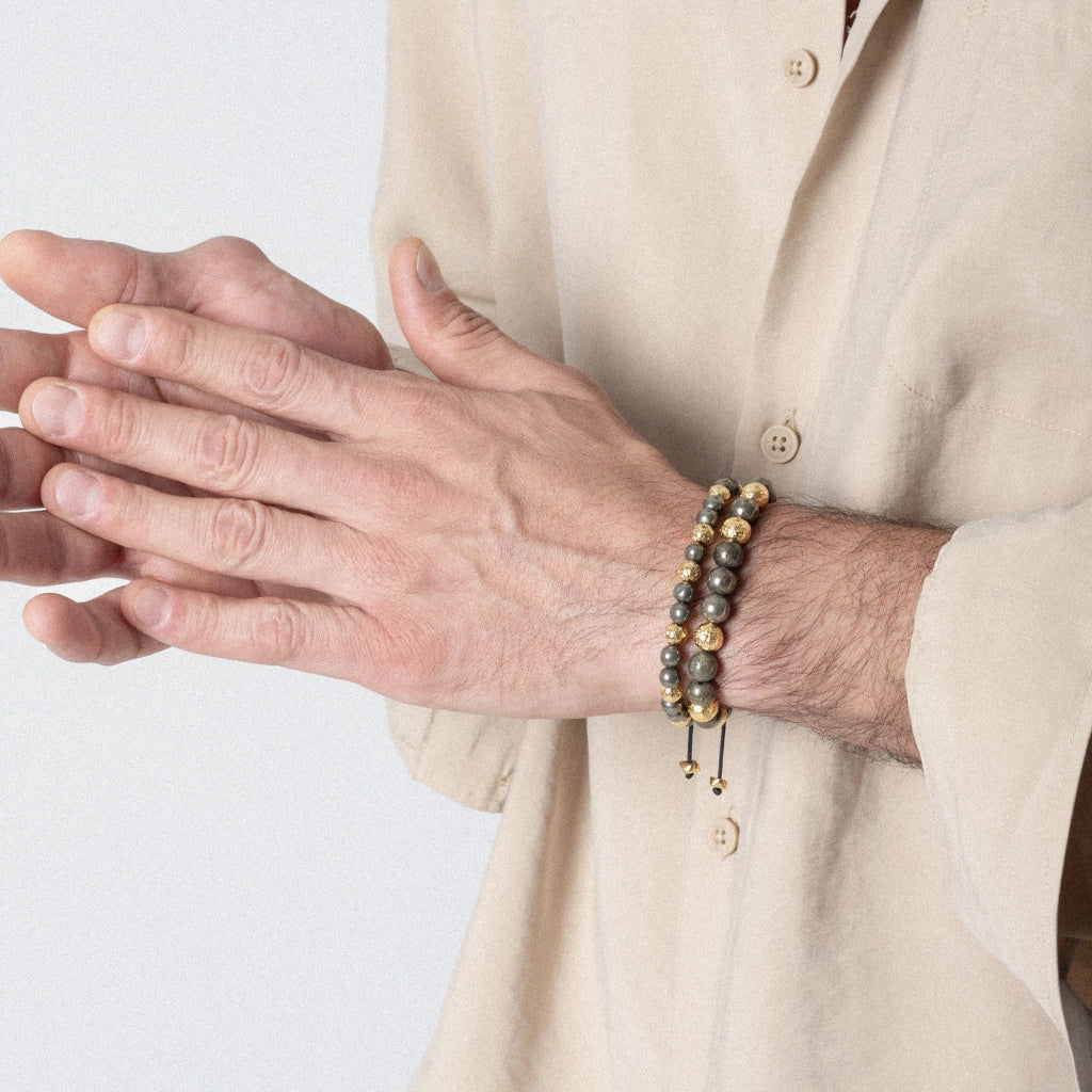 Pulsera ajustable con plaga octagonal con insignia de corso y piedra volcánica en baño de oro de 22K, con pirita de 6mm - Joyería y bisutería fina