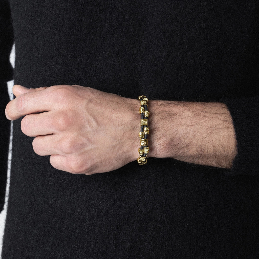 Pulsera de piel natural española, con detalles, broche y perlas en baño de oro 22K - Joyería y bisutería fina