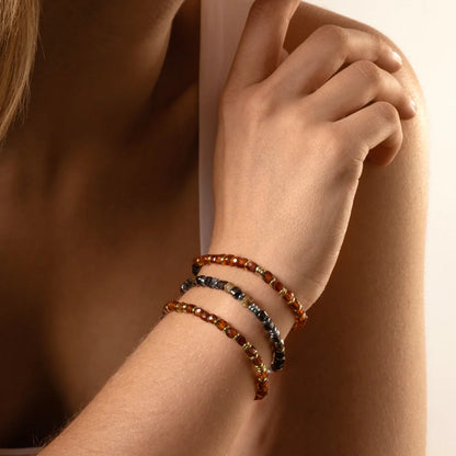 Pulsera con piedras en cubo facetado 4mm, con placa con insignia Corso y mini donas de baño de oro de 22K - Joyería y bisutería fina