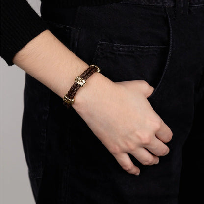Pulsera con piel natural de borrego en trenza de 4 hilos, con broche y laureles en baño de oro 22K - Joyería y bisutería fina