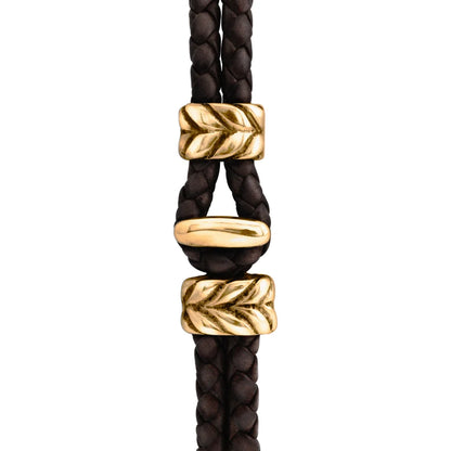 Pulsera con piel natural de borrego en trenza de 4 hilos, con broche y laureles en baño de oro 22K - Joyería y bisutería fina
