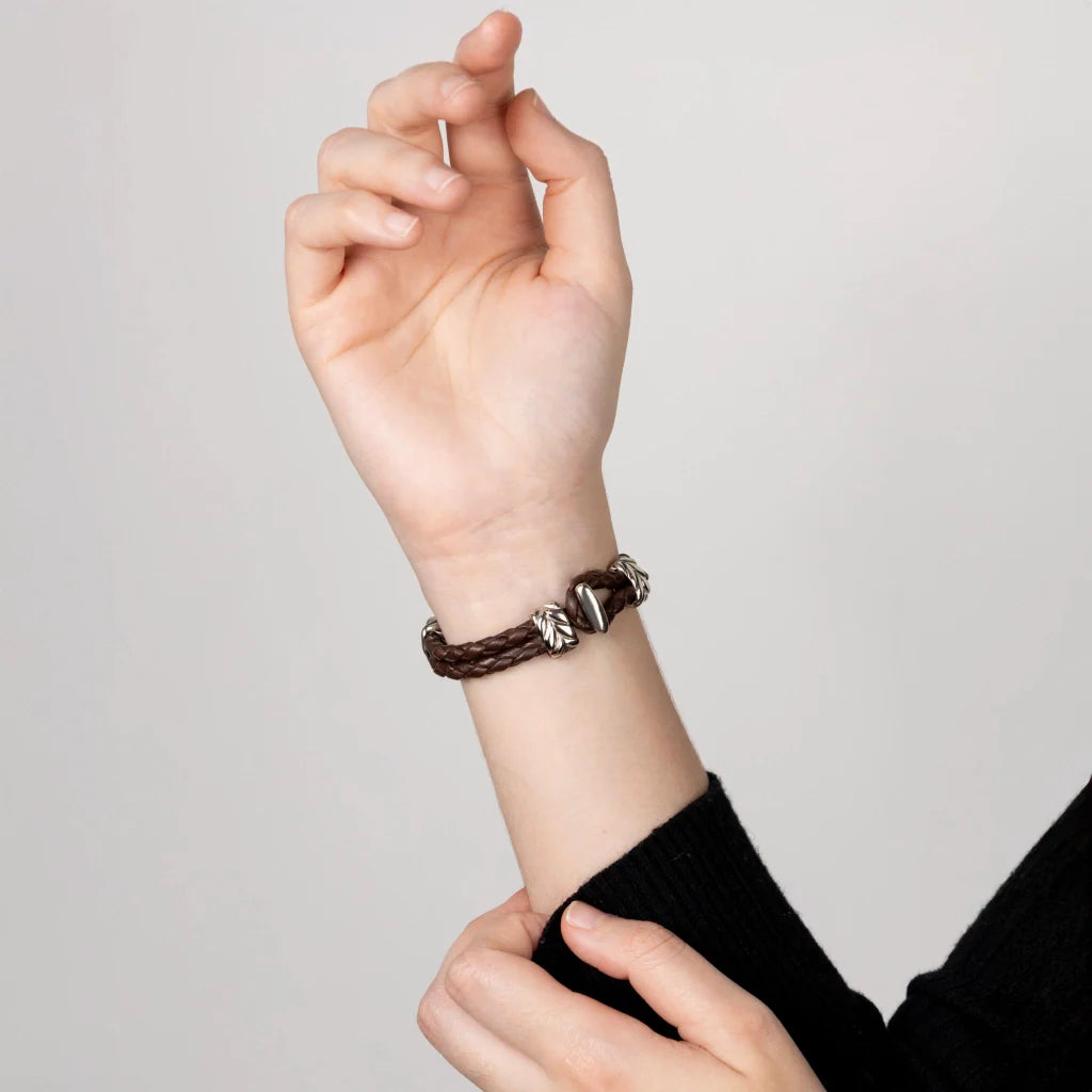 Pulsera con piel natural de borrego en trenza de 4 hilos, con broche y laureles en baño de rodio - Joyería y bisutería fina