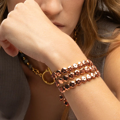 Pulsera ajustable con lunetas facetadas y placa central con insignia bañada de oro rosa 22K - Joyería y bisutería fina