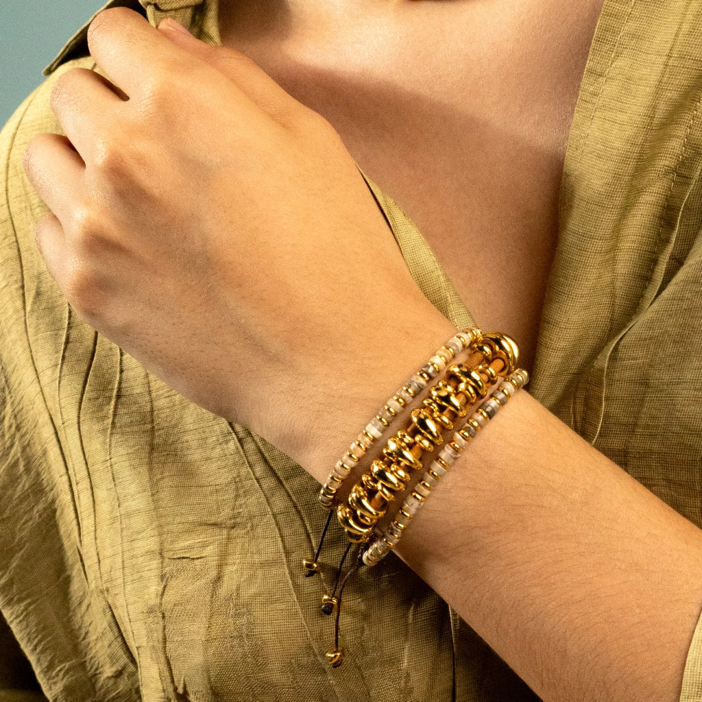 Pulsera con rondeles de piedra de 4mm con mini donas en baño de oro 22K - Joyería y bisutería fina